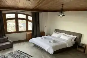 Отель Kroi, Круя