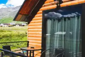 Отель Traveler's Cottages in Kazbegi, Казбеги