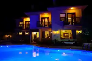 Mandarin & Mango Boutique Hotel, Фаралия