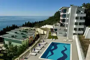 Апартаменты Афалина с зоной патио и отдельной спальной комнатой, Алушта
