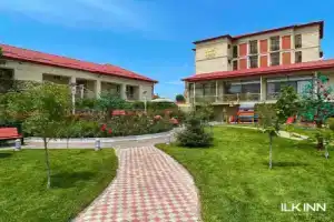Ilk Inn Hotel, Кусары