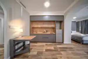 Хатти Апарт, Майкоп