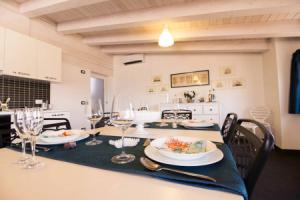 CaseSicule: Corallo Charme Sea View Apartment, Поццалло