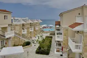 Jo An Beach Hotel, Аделианос-Кампос