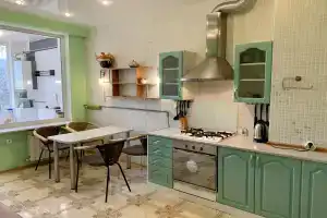 Квартира четырехкомнатная возле Приморского парка, Ялта