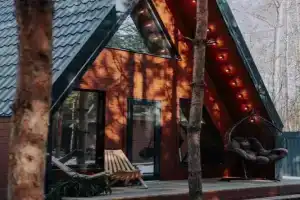 Частный дом A-Frаmе в сосновoм леcу рядом c oзеpом Kлючик