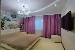 Квартира Трехкомнатная возле ТРЦ Аура, Сургут