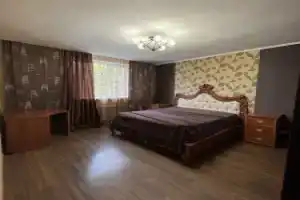 Частный дом с бассейном в центре города