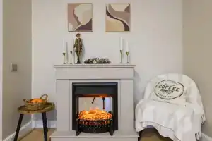 Квартира с камином в сосновом лесу