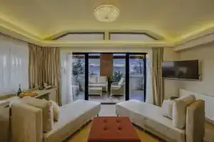 Seventeen Rooms, Телави