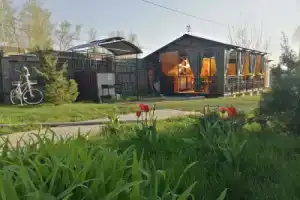 Частный дом на берегу озера, Казарь