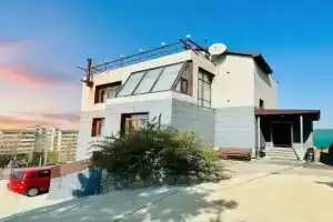 Частный дом с прудом террасами джакузи, Владивосток