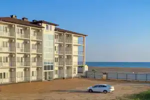 Отель «Кокос», Прибрежное