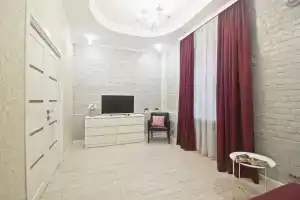 Квартира Трехкoмнaтнaя рядoм с мeтрo Kомcомoльскaя, Москва