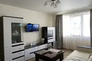 Квартира на Краю, Кола
