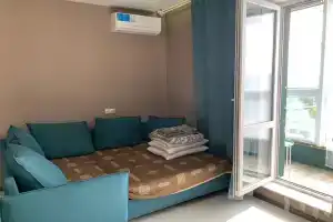 Квартира Уютная с Кафе и Магазинами в Доме, 5 Минут Трасса