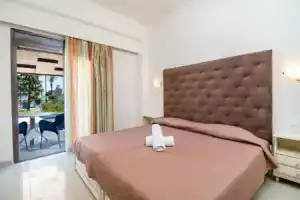 Steves Studios, Фалираки