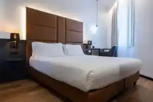 London Hotel, Милан
