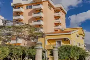 Hotel «Pharos», Бар