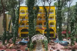 Hotel Mali i Robit, Голем
