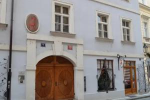 U Cervene zidle - Red Chair Hotel, Прага