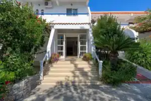 Nirvana Beach Hotel, Теологос
