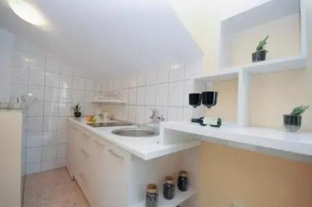 Budva Inn Guest House - 9