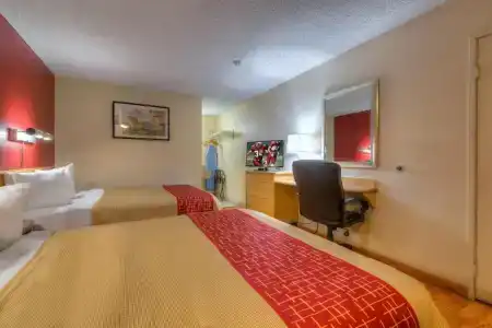 Red Roof Inn - 3