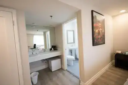 Wilshire Crest - 12