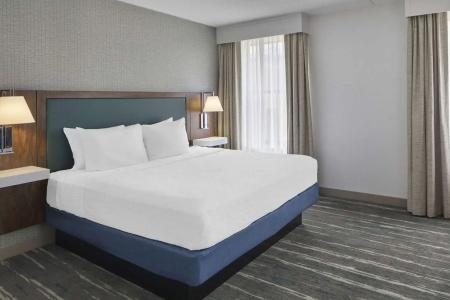 Hampton Inn and Suites Downtown - 93