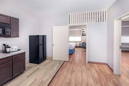 Days Inn & Suites By Wyndham San Antonio Near At&t Center - 17