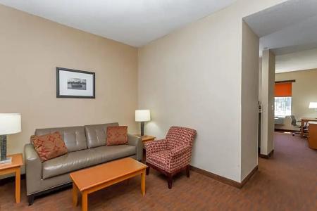 Baymont by Wyndham Savannah/Garden City - 22