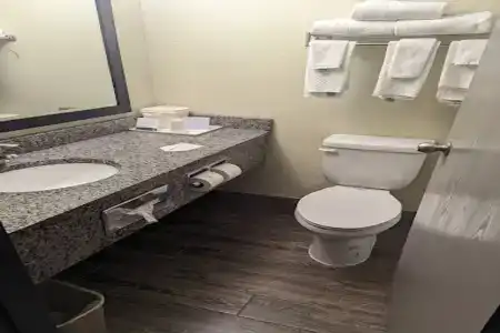 Quality Inn & Suites Airport - 8