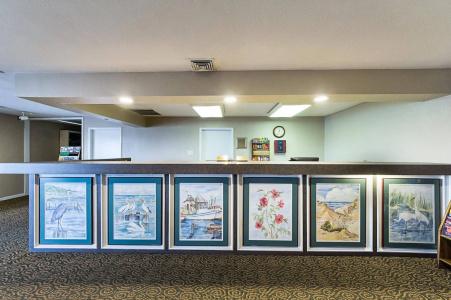 Econo Inn & Suites - 16