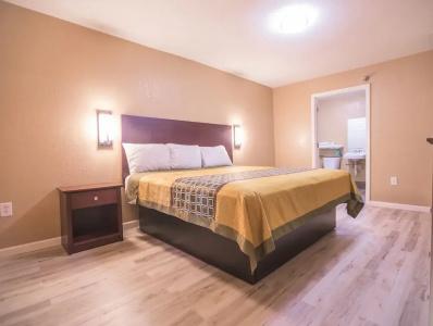 The Crossroads and Suites - 2