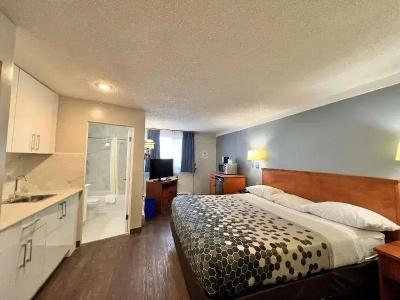Econo Lodge Village - 89