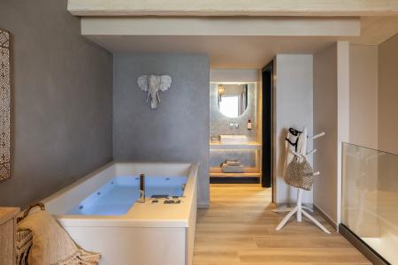 Blue Carpet Luxury Suites - 132