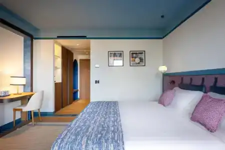 Carlton International - 121