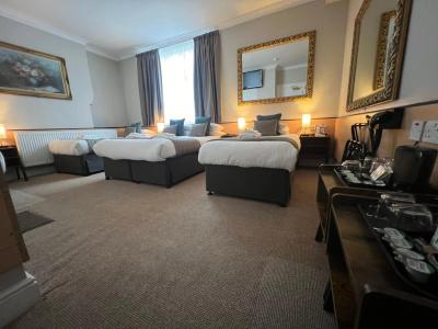 Tudor Court - 14