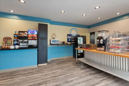 Days Inn and Suites by Wyndham Downtown-University - 9