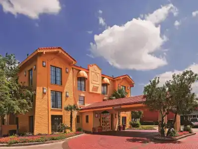 Super 8 by Wyndham San Antonio Near SeaWorld Ingram Park - 0