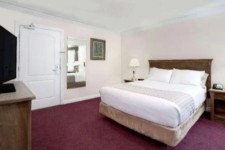 Elk Lake Inn & Suites - 48