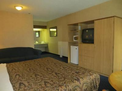 Days Inn by Wyndham Anaheim West - 13