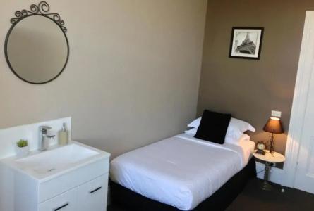 Centennial Inn on Bathurst - 9