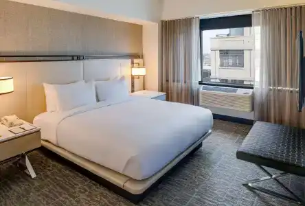 DoubleTree by Hilton & Suites - 28