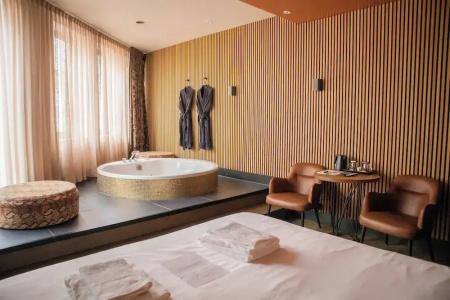 Manzo's Suites - 80