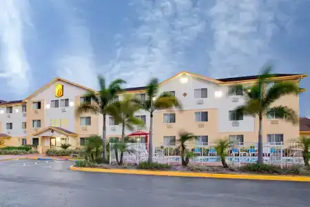 Super 8 by Wyndham/St. Petersburg Airport - 10