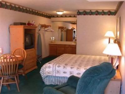 Townhouse Inn & Suites - 3