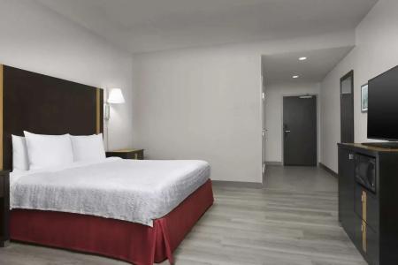 Hampton Inn & Suites/East - 4