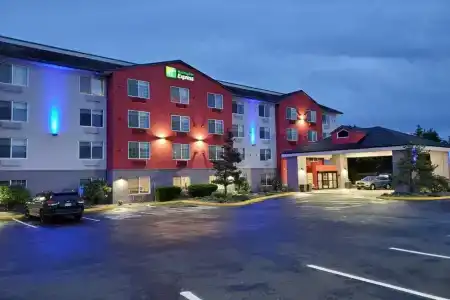 Holiday Inn Express & Suites, an IHG - 18